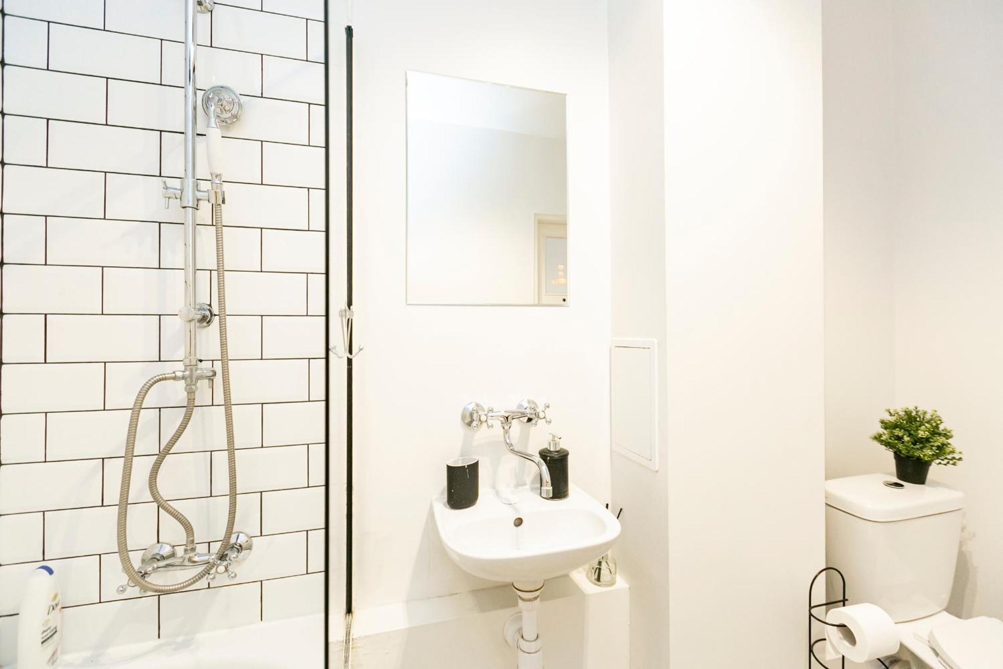 Nowogrodzka 78 - Apartament Dla 4 Osob - 200M Od Szpitala Klinicznego Na Lindleya - 1Km Do Dworca Centralnego - Wifi - Smart Tv 45 Cali Warszawa Exteriör bild